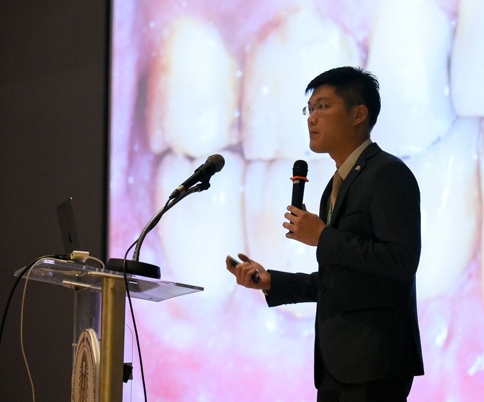 Peerapat Kaweewongprasert at the dental conference photo. 