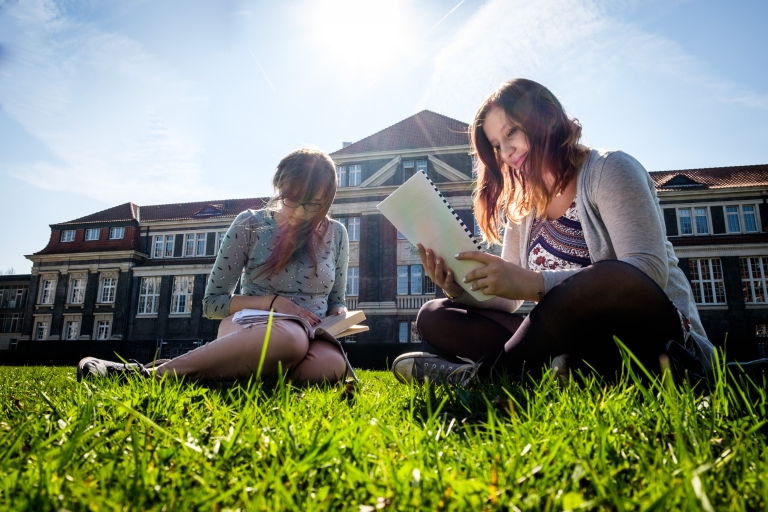 Students studying in the grass at Universität Hamburg