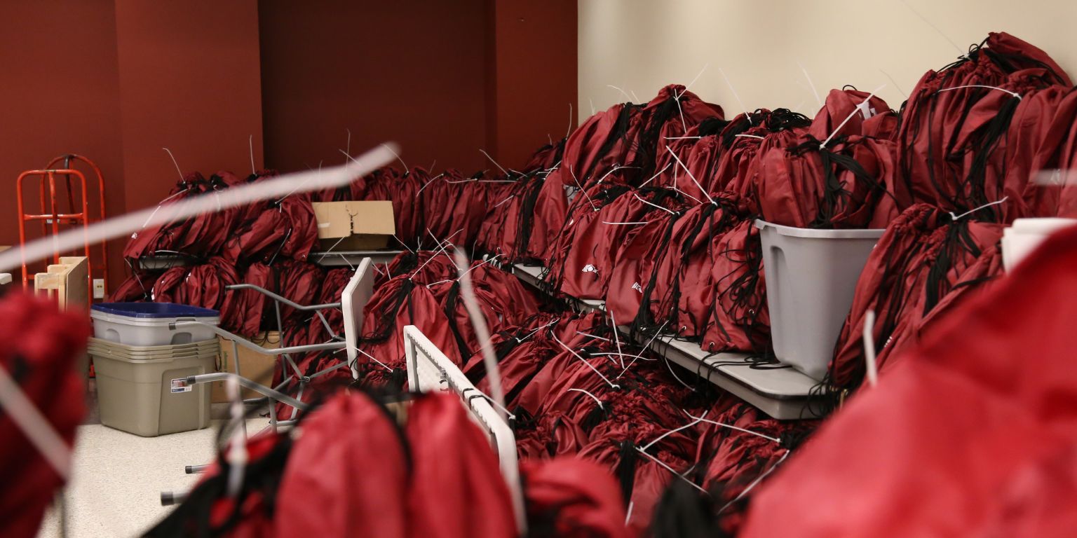 Hundreds of red bags to welcome incoming freshmen in a room