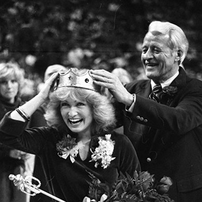 Governor Orr crowns 1980 IUPUI homecoming queen.