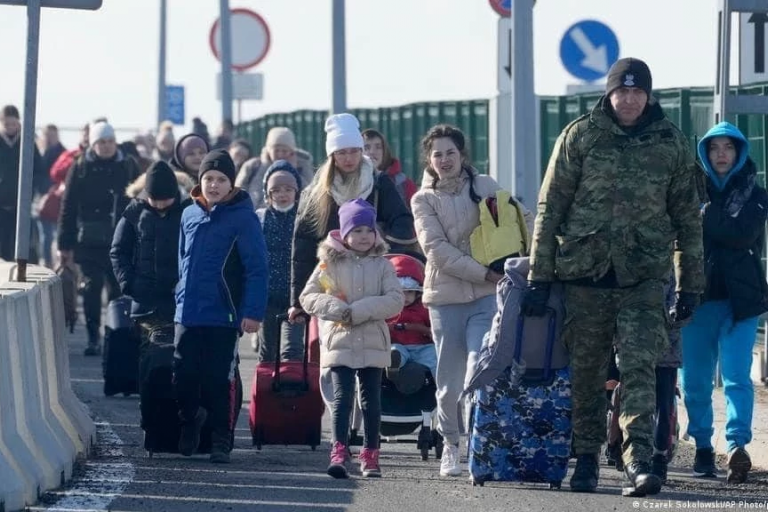 Ukrainian refugees entering Poland