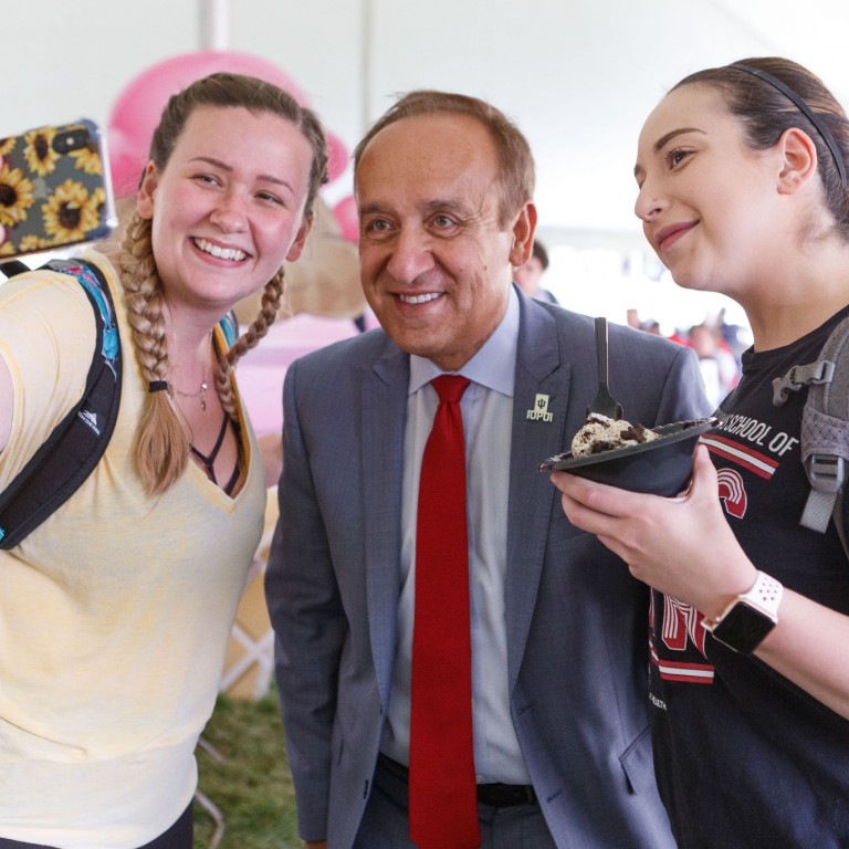 Students take selfies with IUPUI Chancellor Paydar at the Ice Cream Social.