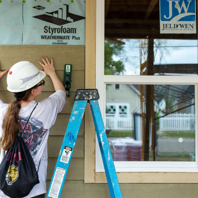 Placing siding