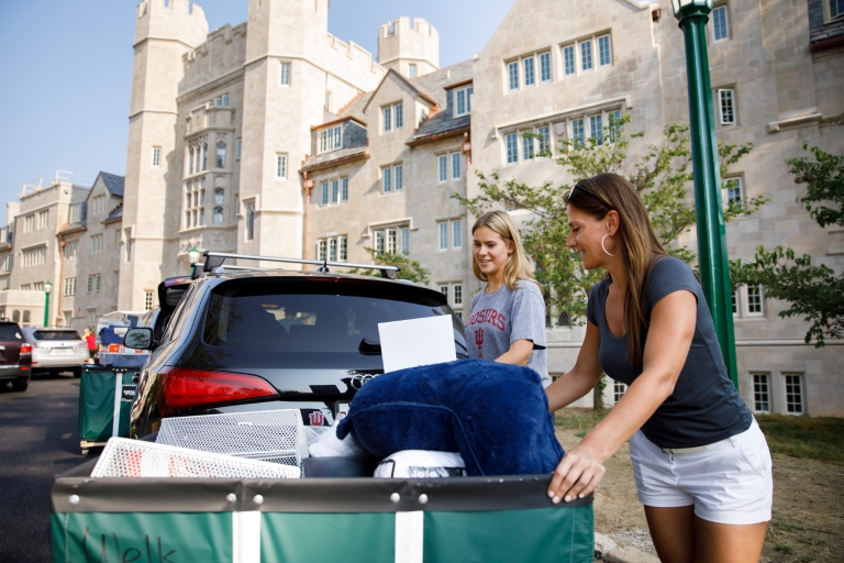 Students moving in to Goodbody Hall 