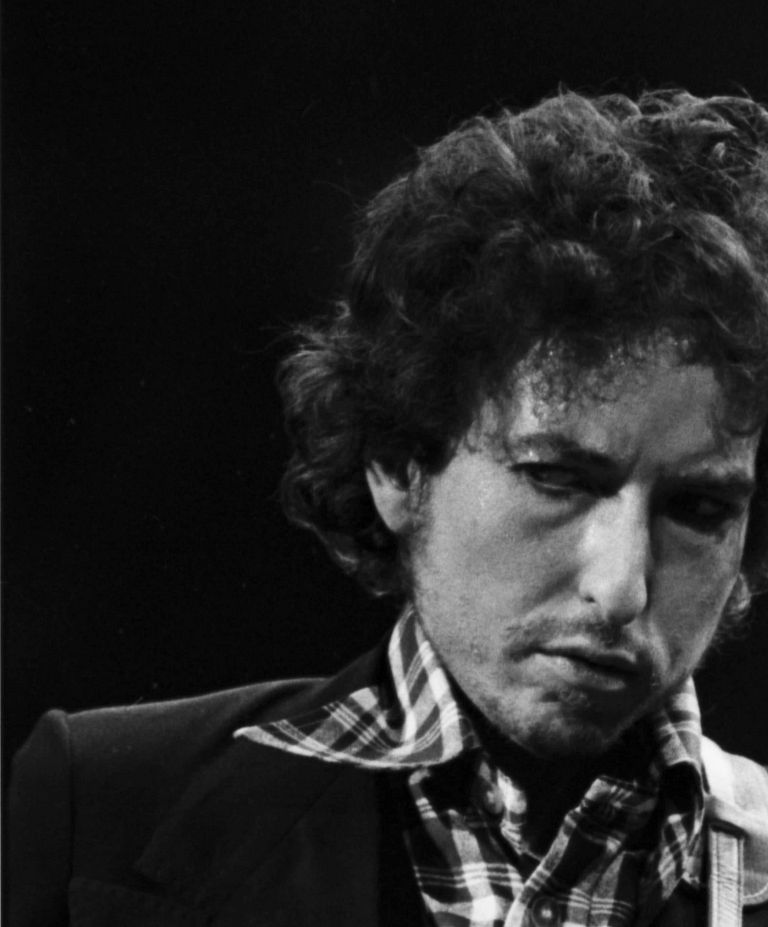 Bob Dylan plays guitar