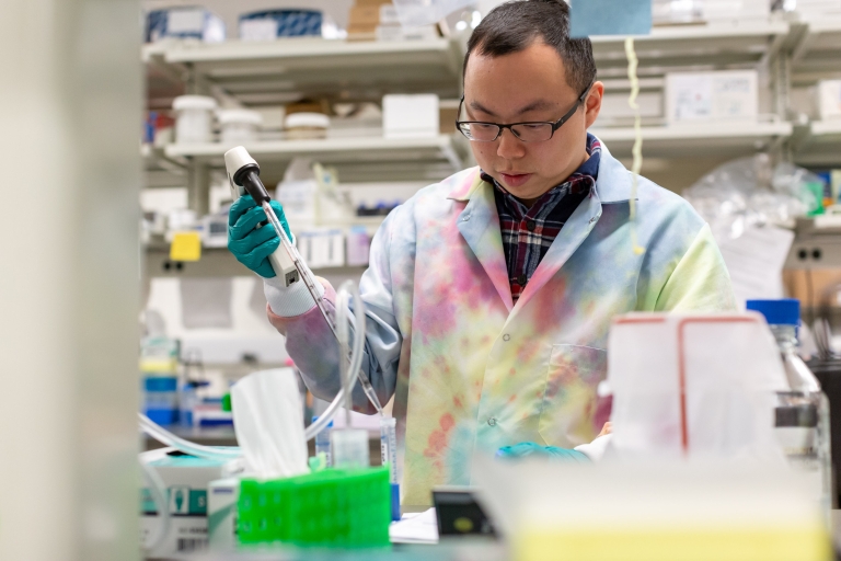 Kang-Chieh Huang works in the lab.