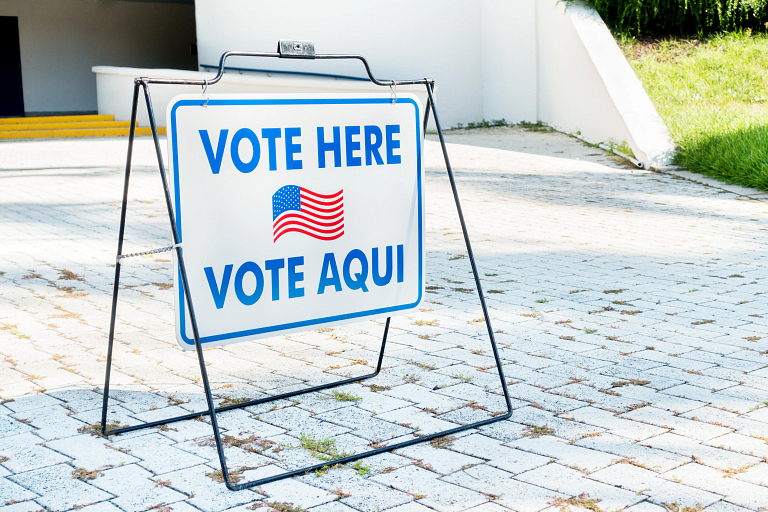 A vote here sign in English and Spanish at a polling place.