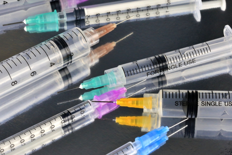 a picture of syringes 
