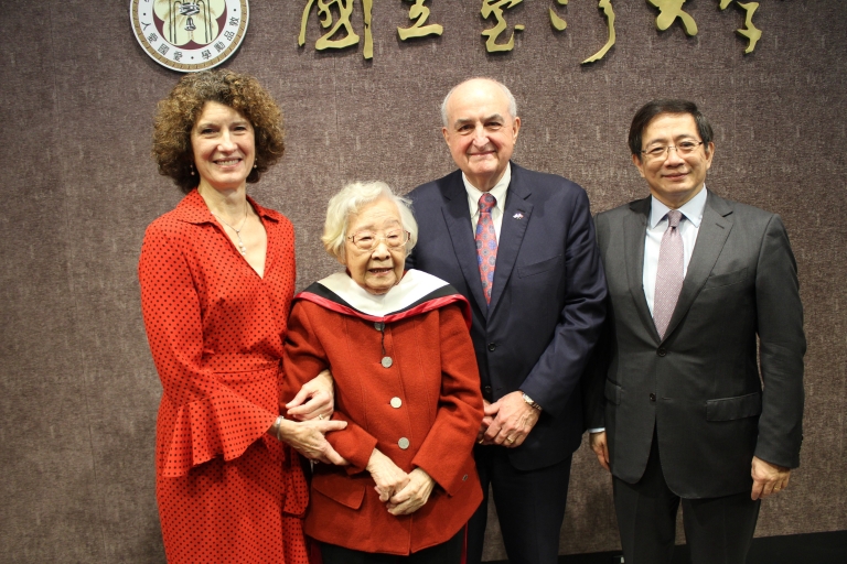 Chi Pang-yuan stands with IU president, IU first lady and National Taiwan University president