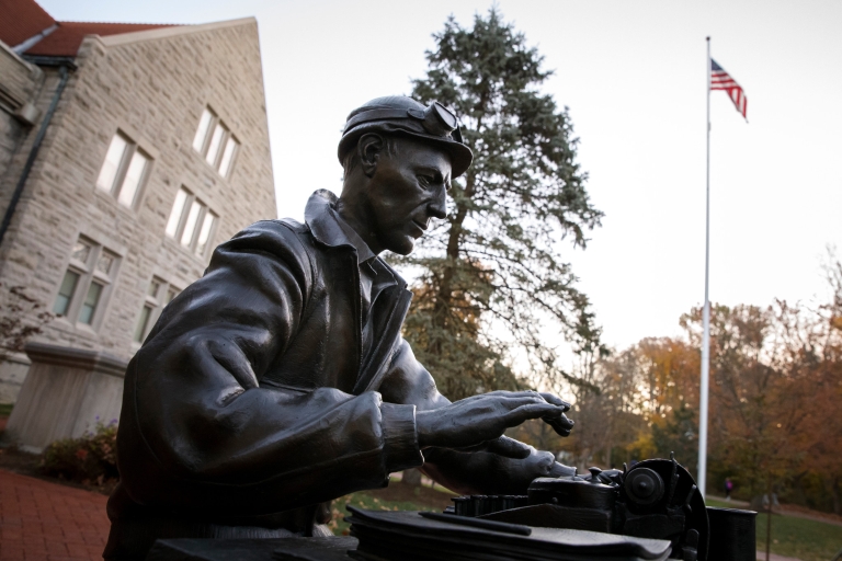 Ernie Pyle statue