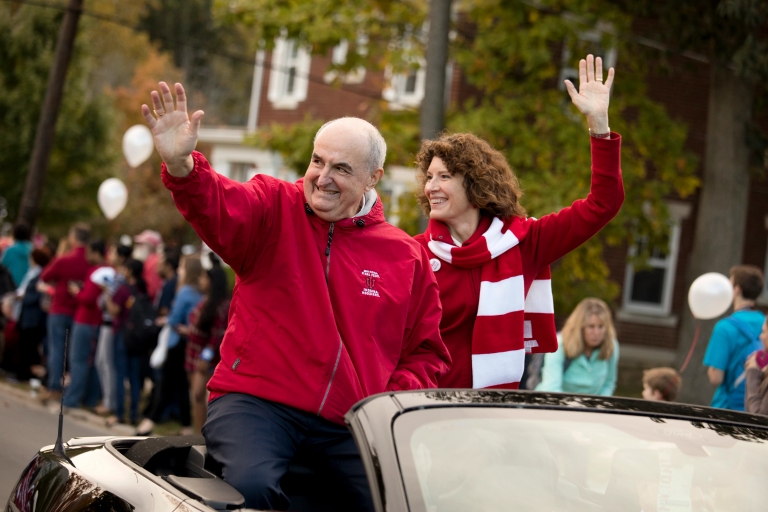 President Michael A. McRobbie and first lady Laurie Burns McRobbie wave from a car