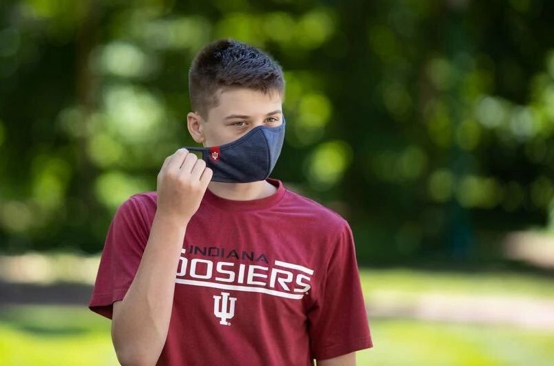 A student wears an IU-branded mask