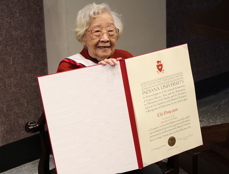Chi Pang-yuan holds her honorary degree from IU