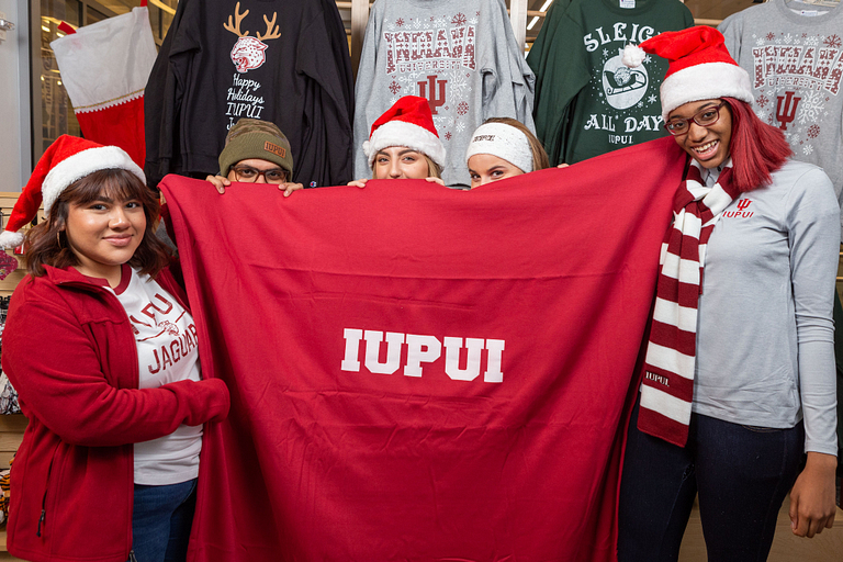 Students hold an IUPUI blanket.