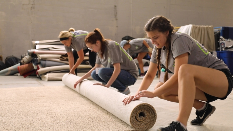 Students volunteer at the Hoosier to Hoosier sale