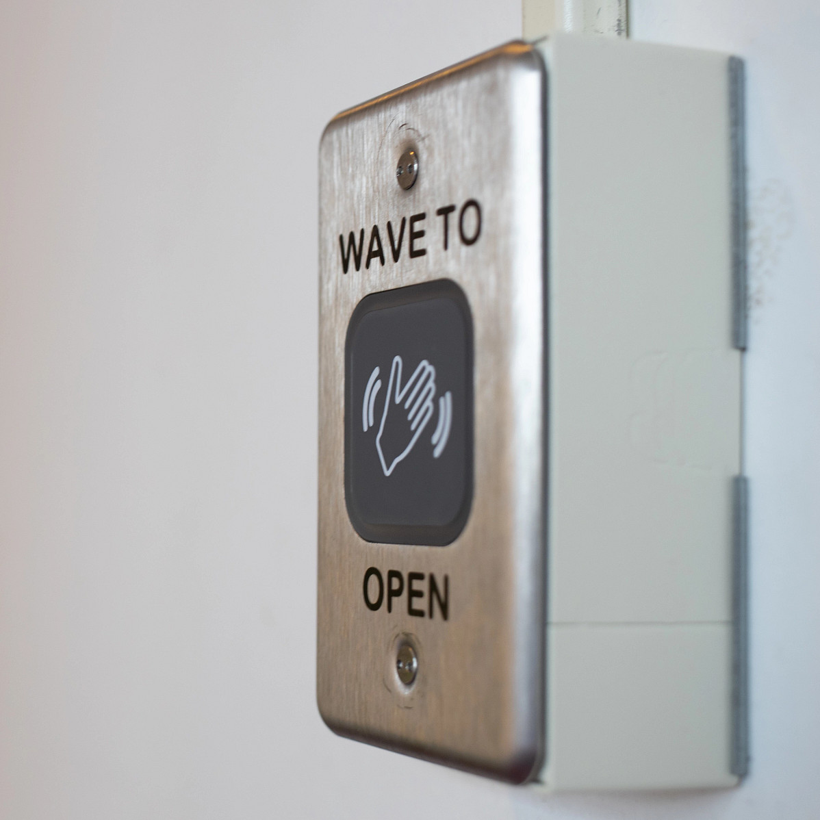 Wave-to-open door opener