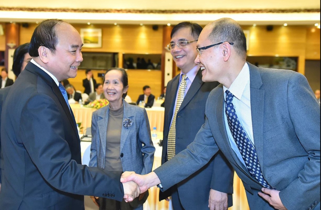 Anh Tran shakes hands with the prime minister of Vietnam