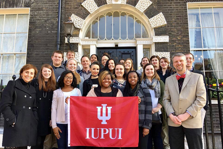 Jazmin Jones, holding IU flag, with fellow study abroad students in London