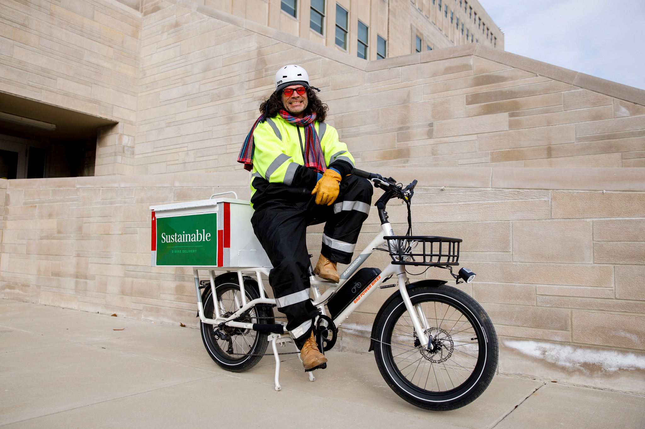 rock Impotencia Diagnosticar Bike courier pedals documents while peddling benefits of sustainability: IU  News