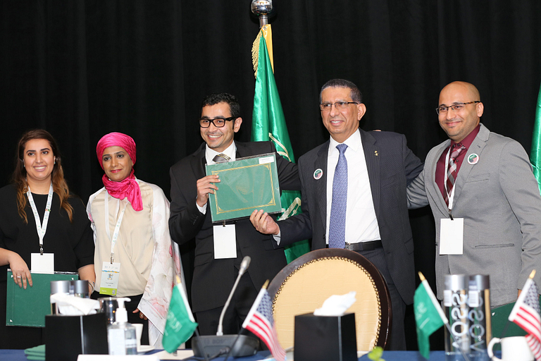 Abdullah Alzeer accepts the IUPUI Saudi Students Club's award