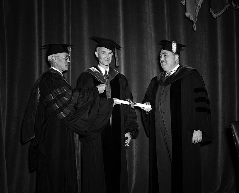 Ernie Pyle receives an honorary degree in 1944