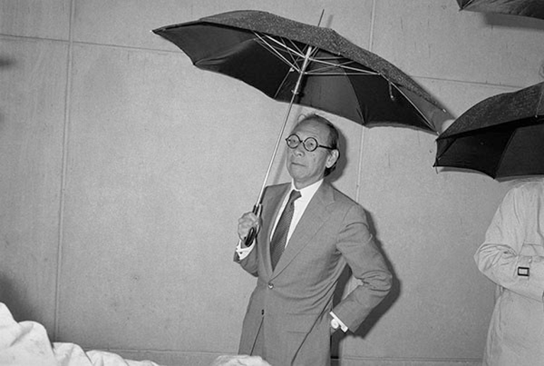 I.M. Pei with an umbrella