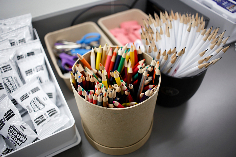 A picture of assorted art supplies.