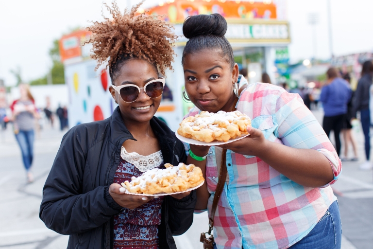 Students buy funnel cake at Jagapalooza.