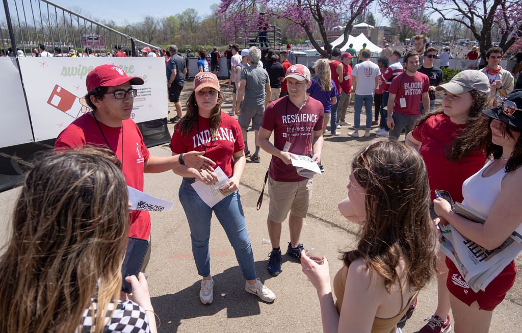 IU Student Foundation volunteers talk to students at Little 500 about food insecurity